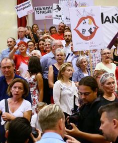 Okrzyki i gwizdy na nadzwyczajnej sesji Rady Warszawy