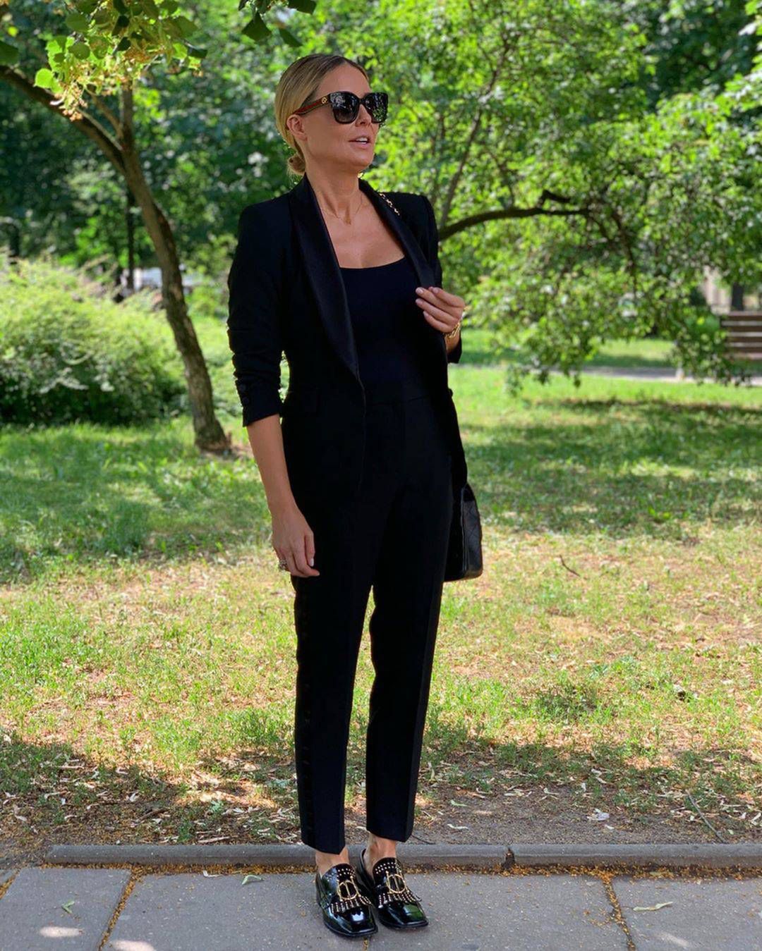 Małgorzata Rozenek w czarnej stylizacji z torebką Chanel