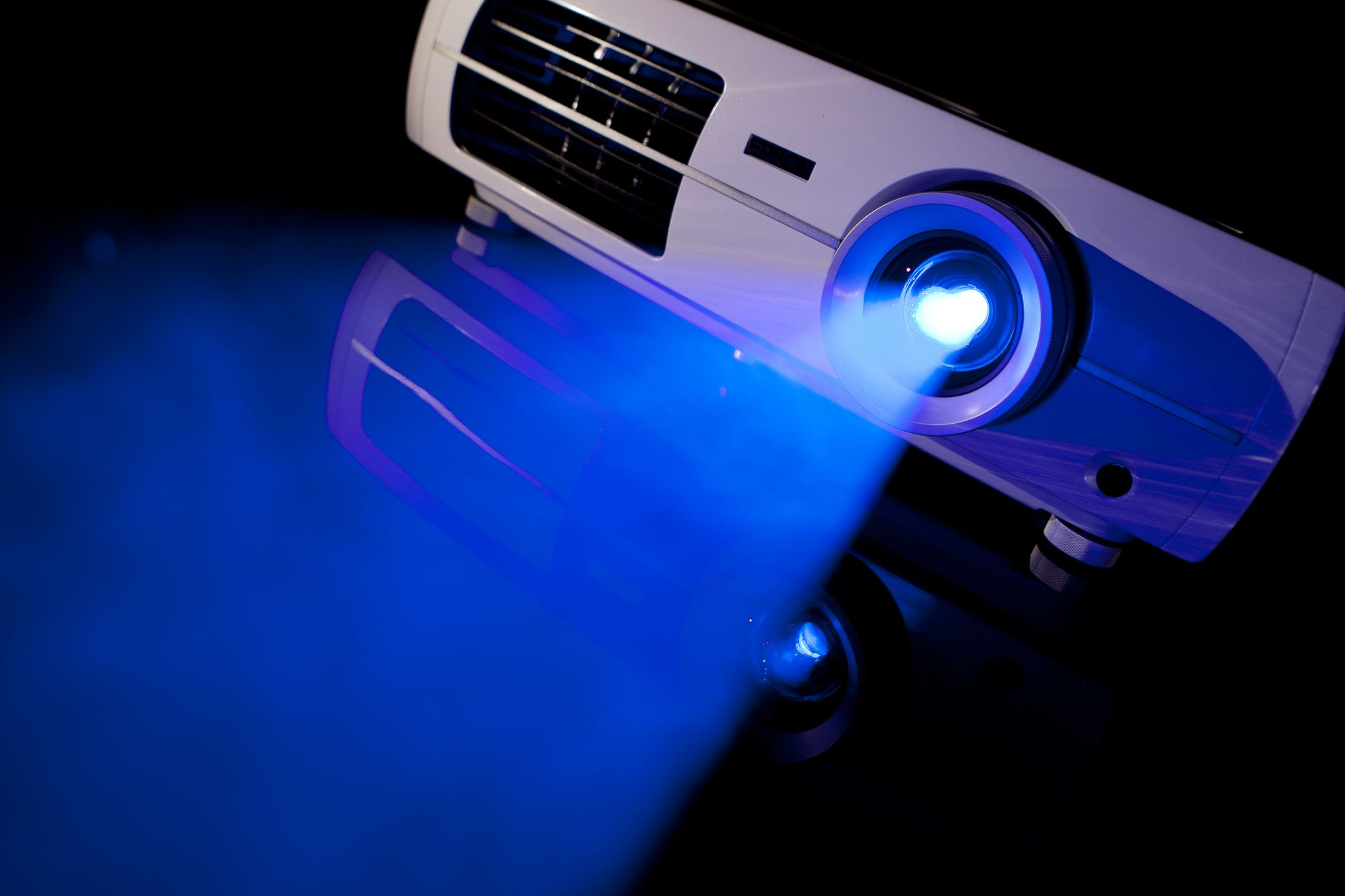 Videoprojecteur pour home cinema ou pour une reunion d'affaire en prďż˝ďż˝sentation sur fond noir avec sa lampe bleu 
