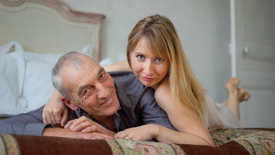 Mężczyzna dzięki posiadanym narzędziom (władzy, pieniądzom) może manipulować partnerką.