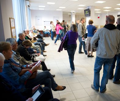 Polacy masowo wyrabiają karty EKUZ. Sprawdzamy, co one dają