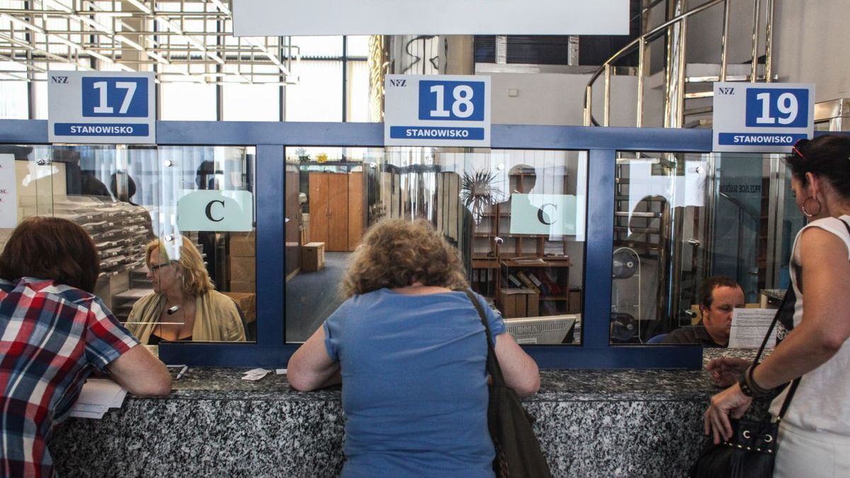 Wydawanie kart EKUZ co roku oznacza kolejki w oddziałach NFZ. Głównie latem