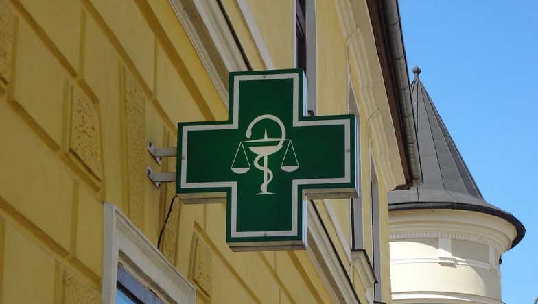 Farmaceuta wystawi pacjentowi receptę na leki refundowane