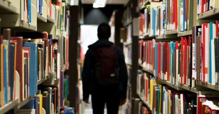 Zamiast lektury, uczniowie dostali opowiadanie porno. Policja zajmie się bibliotekarką