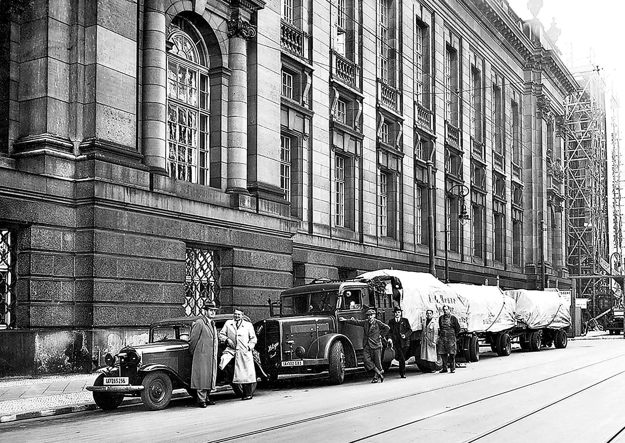 Kolejny transport ewakuacyjny stoi przed gmachem Preussische Staatsbibliothek gotowy do wyjazdu z Berlina