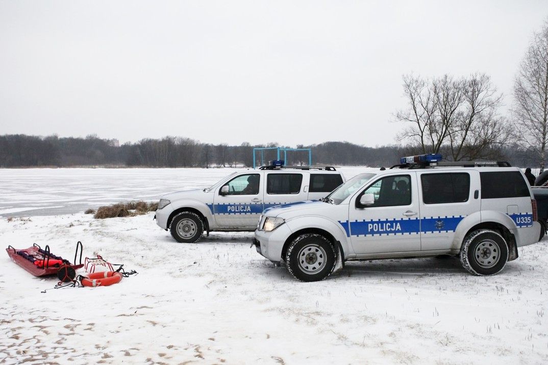 Dryfował w Warcie w Poznaniu. Policjanci uratowali 36-latka