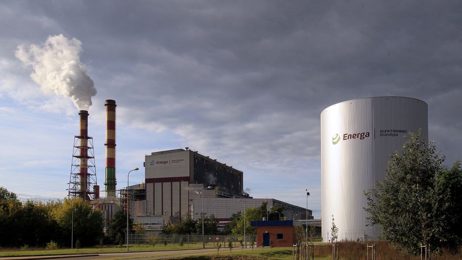 Awaria w elektrowni w Ostrołęce. Wielkie plamy oleju na rzece Narwi.