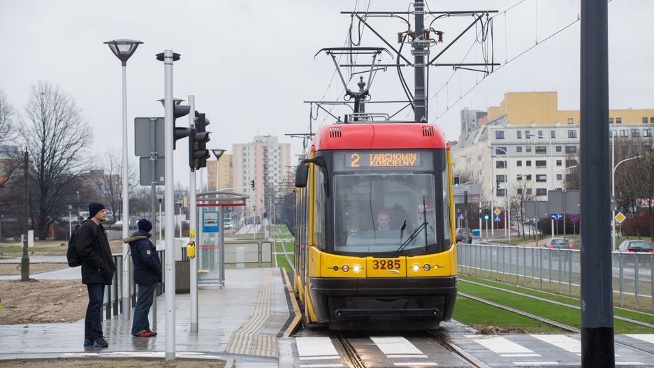 Warszawa. Linia tramwajowa nr 2 łączy Tarchomin ze stacją końcową metra na Młocinach