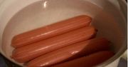 Wiele osób przygotowuje parówki w ten sposób. To ta niby niepozorna czynność sprawia, że pękają