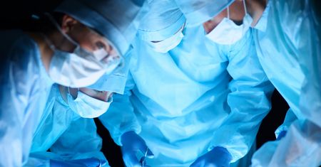 Rekordowe pensje lekarzy w zadłużonych szpitalach. Biorą dodatkowe dyżury, bo nie ma kto pracować