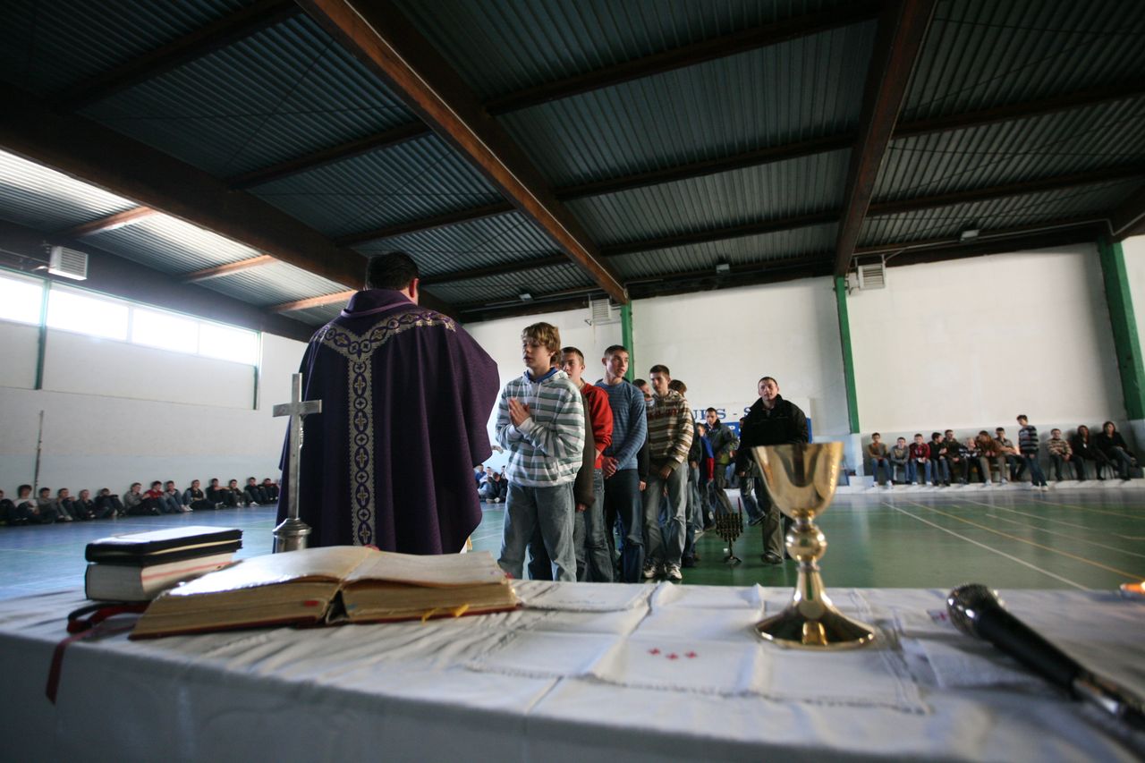 Franciszkanin namawiał nastolatki, żeby rodziły dzieci. Raport mówi jasno: świeckości w szkołach nie ma