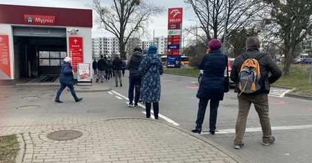 Koronawirus. Orlen "zalał" kraj płynem do dezynfekcji, ale to ciągle mało
