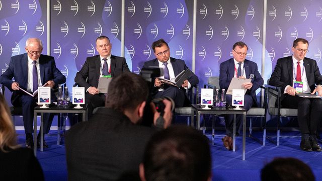 - Prowadzimy biznes, skomplikowaną działalność gospodarczą i musi to być biznes opłacalny. - mówi Filip Grzegorczyk, prezes TAURON Polska Energia. (Trzeci od lewej)