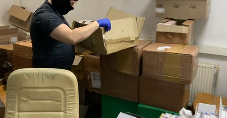 Warszawa. Nielegalny magazyn leków zlikwidowany. Były w nim leki na potencję i odchudzanie