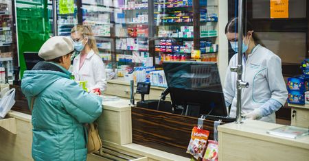 Leki i suplementy na odporność podbijają rynek. Farmaceuta prosi o rozwagę