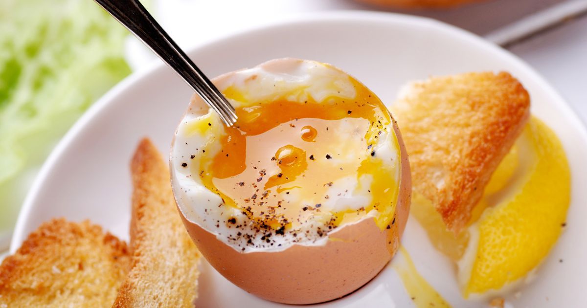 Jajka na miękko to dobry wybór na śniadanie - Pyszności; Foto: Canva.com