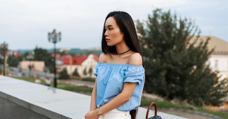 Bluzki hiszpanki wciąż są modne. Prezentujemy modele idealne na majówkę