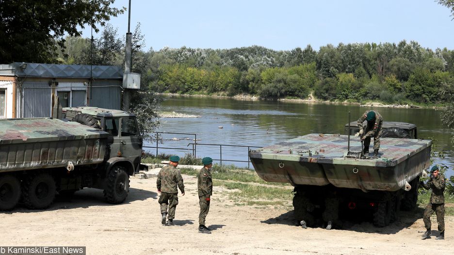 Warszawa. Wojsko na brzegu Wisły, budowa mostu pontonowego po awarii w oczyszczalni ścieków "Czajka"