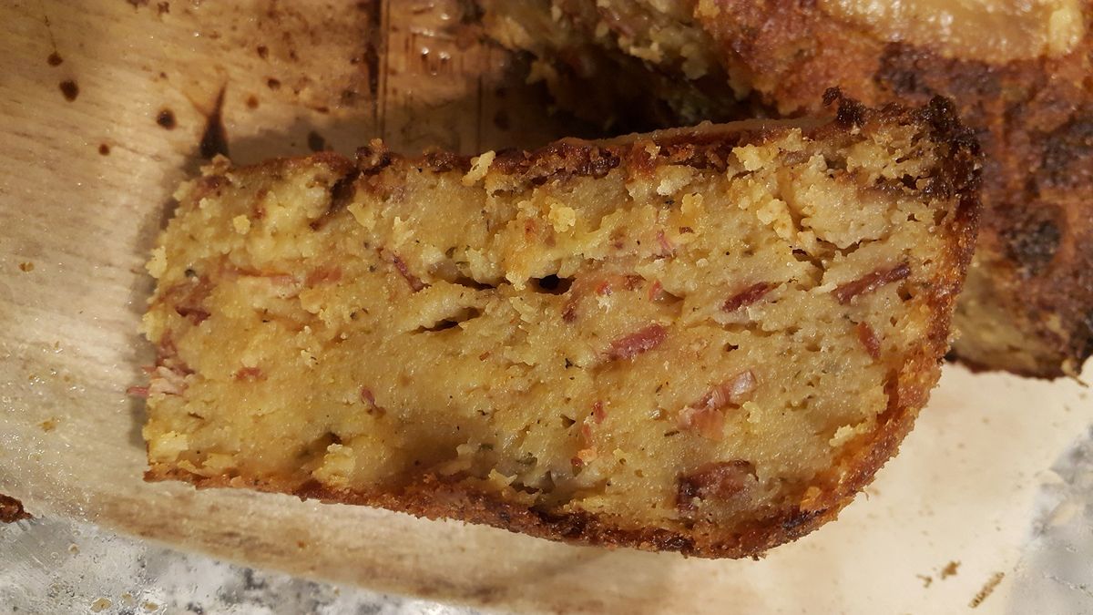 Babka ziemniaczana z PRL. Fot. Wikimedia commons