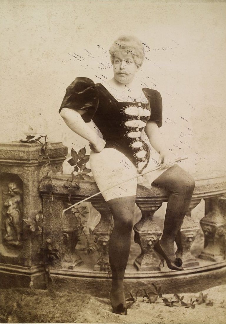 Mężczyzna w damskim grosecie, z pejczem w dłoni. XIX-wieczna fotografia ze zbiorów prof. Kraffta-Ebinga. 