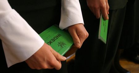 Legitymacja studencka pilnie potrzebna. Zapisują się na studia dla darmowego parkingu