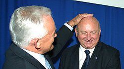 Premier Leszek Miller gratuluje Józefowi Oleksemu