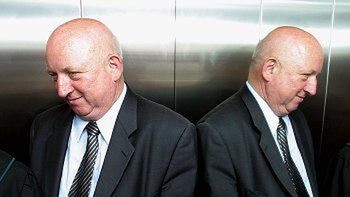 Józef Oleksy w sądowej windzie