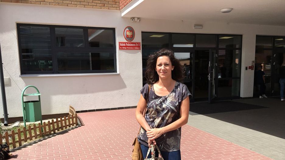 Olga Oleksyn pod szkołą w Ząbkach po zakończeniu uroczystości z udziałem premiera Morawieckiego