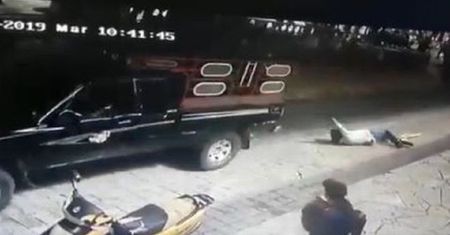 Auto ciągnęło burmistrza przez miasto. Brutalna kara od mieszkańców