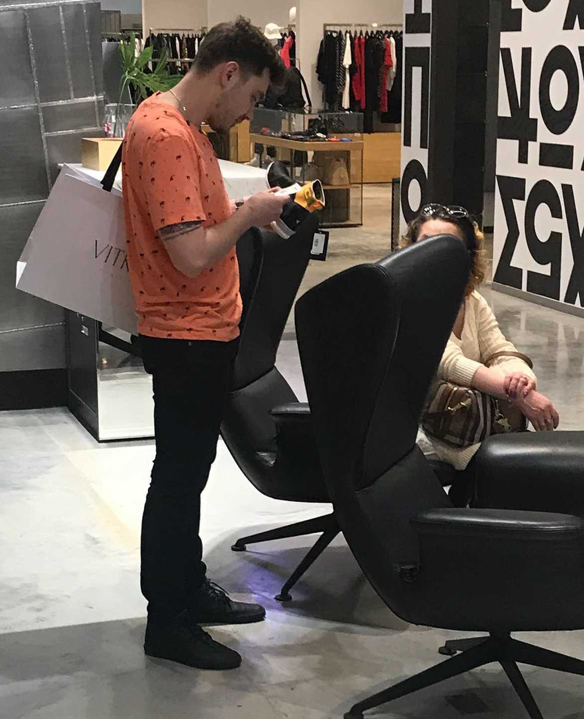 Daniel Martyniuk z mamą w centrum handlowym