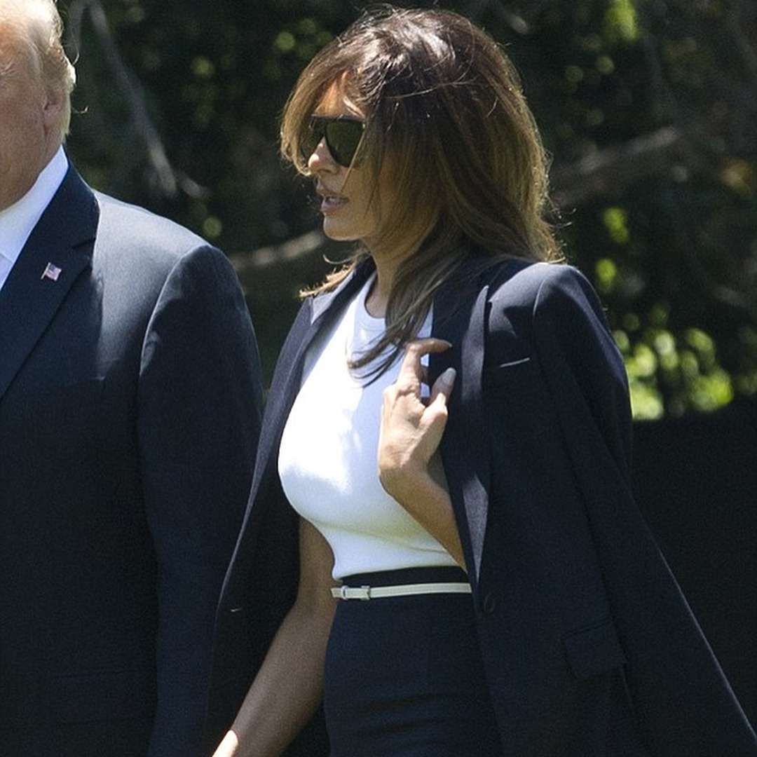 Melania Trump w klasycznym granatowym zestawie Michaela Korsa