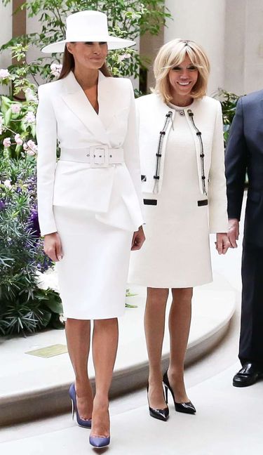 Melania Trump i Brigitte Macron w białych kreacjach w National Gallery of Art w Waszyngtonie