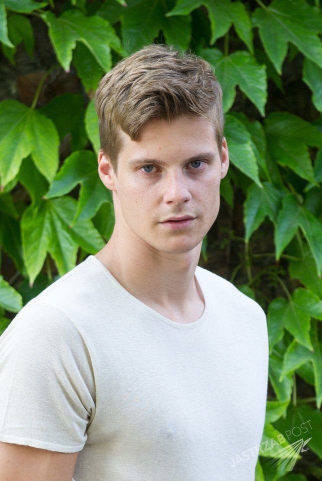 <h1>Michael Mikołajczuk z Top Model 5</h1>
<ul>
	<li><strong>Wiek:</strong> 22 lata</li>
	<li><strong>Miasto:</strong> Żary</li>
</ul>
<a href="https://jastrzabpost.pl/tag/michael-mikolajczuk" target="_blank"><strong>Michael Mikołajczuk</strong></a> pochodzi z Żar i ma 22 lata.<strong> Imię dostał po ulubionym piosenkarzu mamy, Michaelu Jacksonie</strong>.

Studiuje Wychowanie Fizyczne na Uniwersytecie Zielonogórskim.

Bardzo ważną rolę w jego życiu odgrywa mama, z którą rozumieją się bez słów. Mówi, że kocha ją „jak cały świat i kosmos”. Ma dobre relacje z rodzeństwem.

<strong>Jest bramkarzem w drugoligowej drużynie piłki nożnej</strong>. Jego największym sukcesem jest dostanie się do Akademii Piłkarskiej.

<strong>Jego marzeniem jest grać w najlepszych klubach lub zostać światowej klasy modelem</strong>. Trenował również lekkoatletykę i tenisa stołowego.

<strong>Zobacz: <a title="Permalink to Oto finałowa 14-stka Top Model 5! To wśród nich jest zwycięzca" href="https://jastrzabpost.pl/newsy/finalowa-14-stka-top-model-5-uczestnicy-5-edycji-top-model_174285.html" rel="bookmark">Finaliści Top Model 5! Poznaj całą 14-stkę</a></strong>