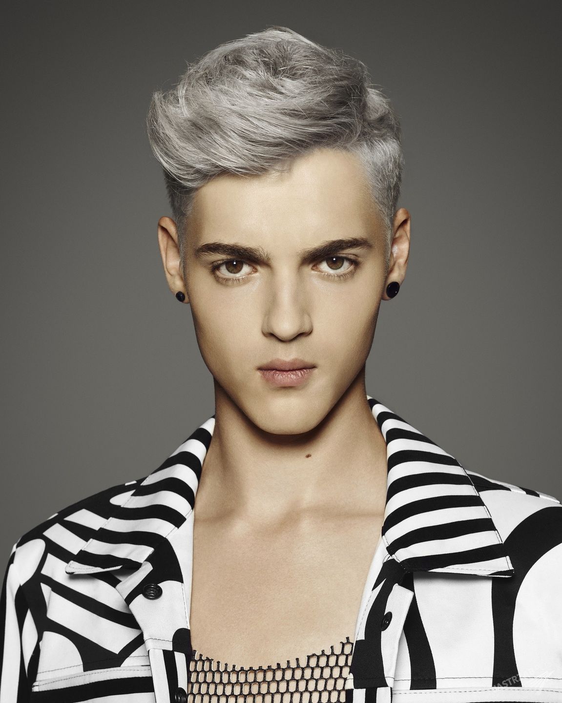 Radek Pestka z Top Model 5 po metamorfozie z siwymi włosami (fot. TVN)