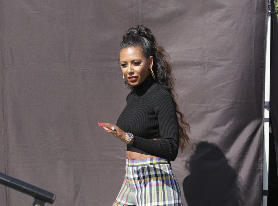 Pomarszczony brzuch Mel B