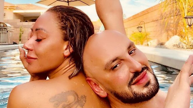 Mel B pozuje w basenie całkiem nago.