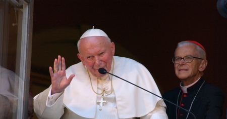 Pomnik Jana Pawła II we Francji zostanie przeniesiony. Nie do Polski