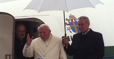 "Widziałem, jak papież odprawia egzorcyzmy". Kamerdyner Jana Pawła II zaskakuje w "Corriere della Sera"