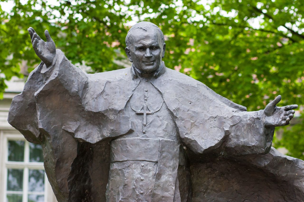 "Kryłem pedofilów" na pomniku Jana Pawła II w Poznaniu. Policja wyjaśnia incydent