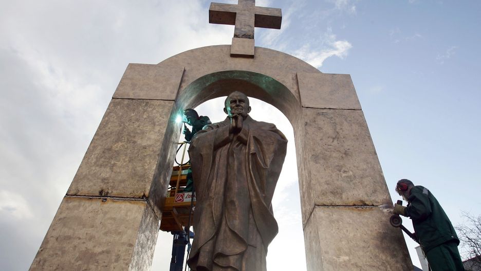 Rozważano różne pomysły rozwiązania kwestii krzyża