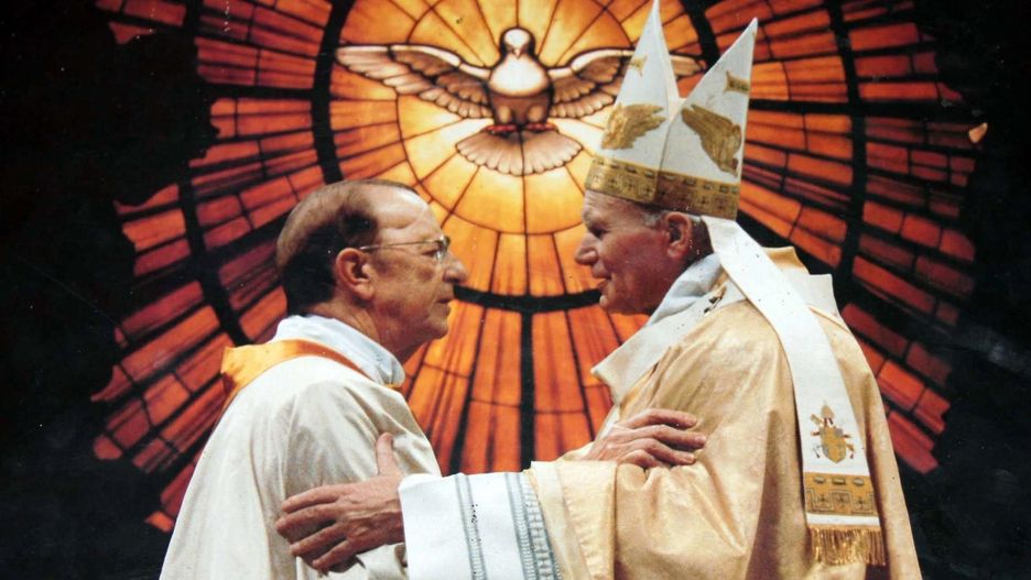 Jan Paweł II jest jednym z bohaterów książki "Sodoma" Frederica Martela. Wg autora za pontyfikatu papieża Polaka ukrywano informacje na temat aktywności seksualnej księży. Na zdjęciu Jan Paweł II i Marcial Maciel, wielokrotny sprawca molestowania seksualnego dzieci i seminarzystów.