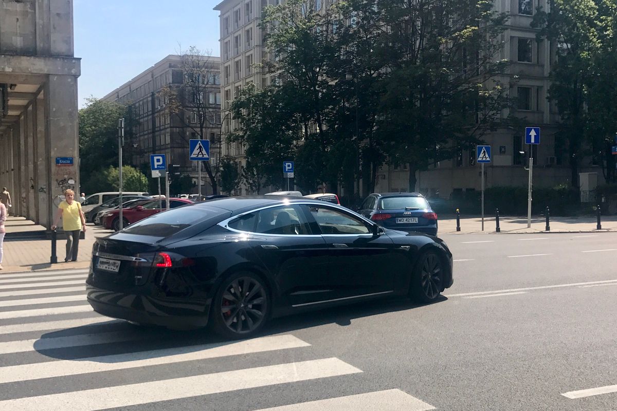 Tesla pomaga uciec przed huraganem. Zdalnie wydłużyła zasięg samochodów