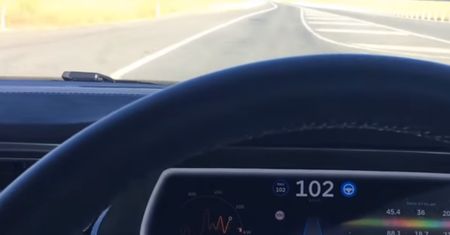 Nie pośpisz jadąc autonomiczną teslą. Samochód zareaguje błyskawicznie