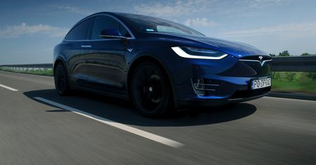 USA. Tesla znów zamieszana w wypadek na drodze. Jednak osoba zginęła
