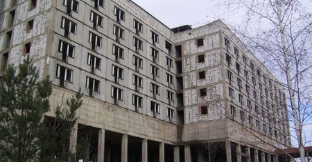 Od kilkudziesięciu lat ruiny Budomelu straszą na Strzeszynie. W końcu uda się je wyburzyć?