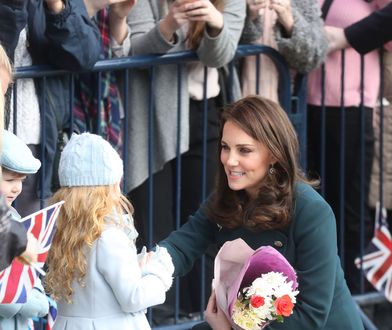 Rozpromieniona księżna Kate wśród tłumu fanów. Ciąża jej służy