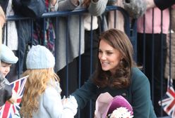 Rozpromieniona księżna Kate wśród tłumu fanów. Ciąża jej służy