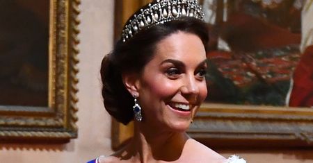 Mowa ciała podczas bankietu u Elżbiety II. Nietypowe zachowanie Kate Middelton