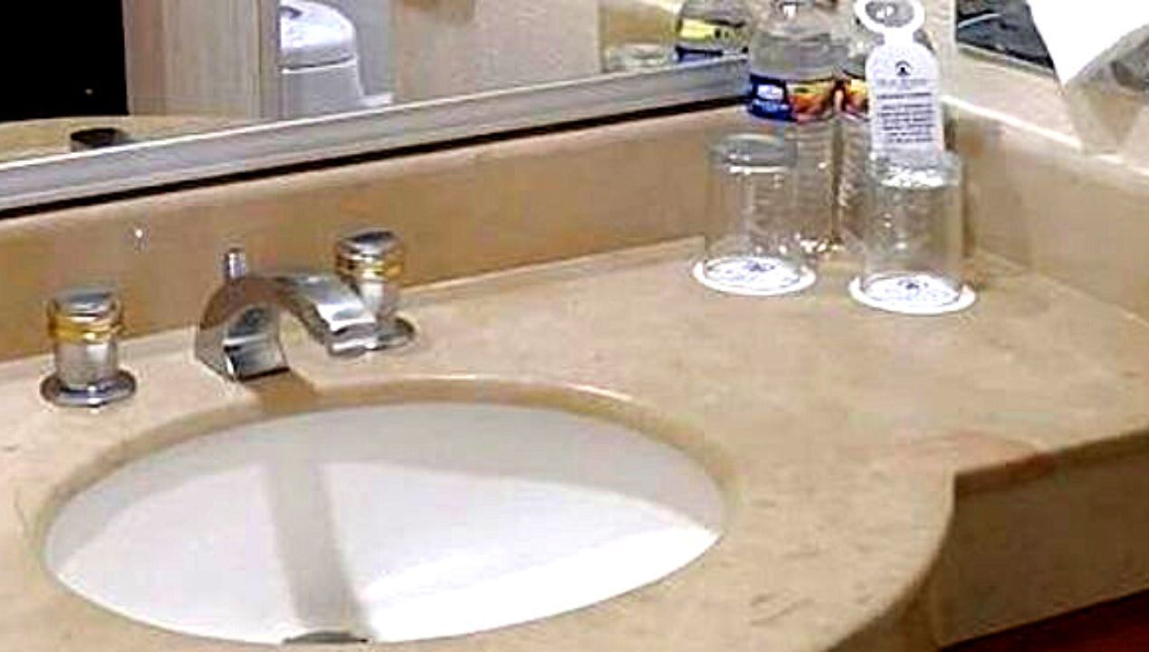 Hotelowa pokojówka ostrzega: Nigdy nie pij nic ze szklanek, które są przy umywalce