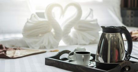 Zabierają z pokoi hotelowych i wynoszą ze stołówek. Zasady panujące w hotelach mało kto zna
